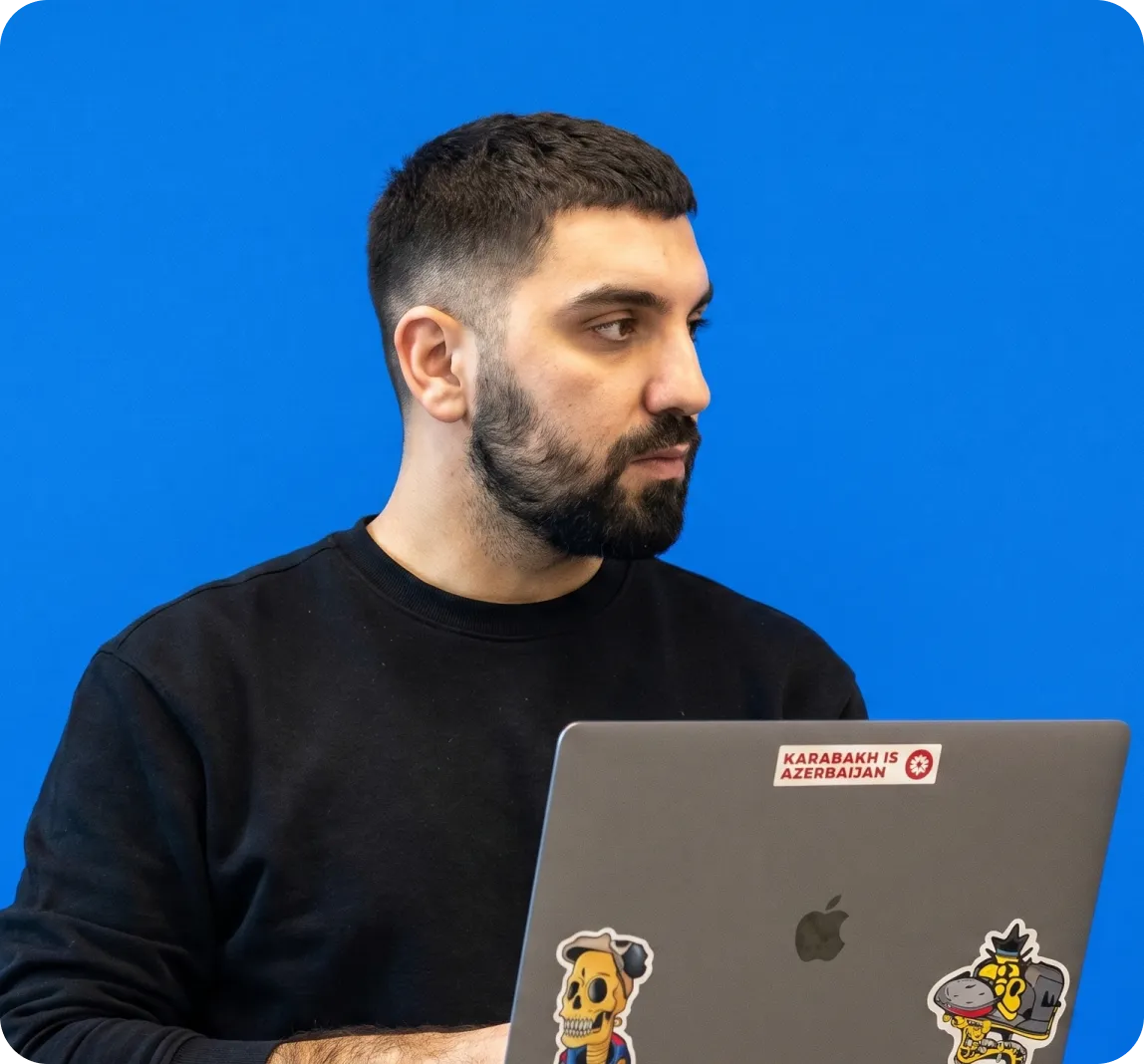 Homem analisando notebook em fundo azul