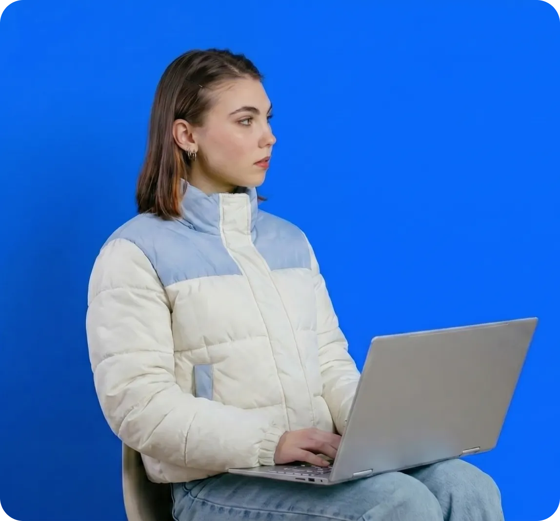 Mulher usando notebook em fundo branco