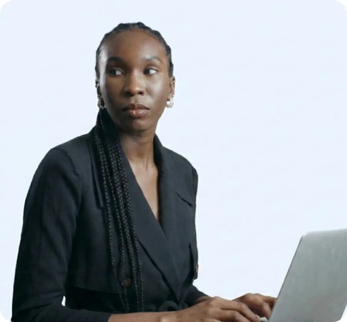 Mulher executiva trabalhando com notebook em fundo azul